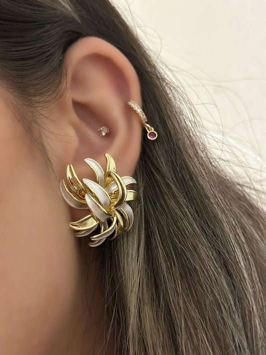 14K Altın Kaplama Beyaz Mineli Detay Çiçek Küpe