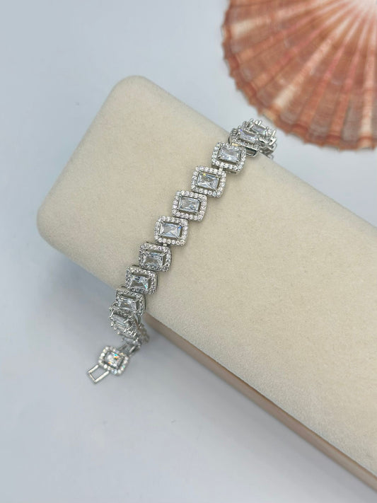 Sıralı Baget Taş Detay Gümüş Kaplama Bileklik