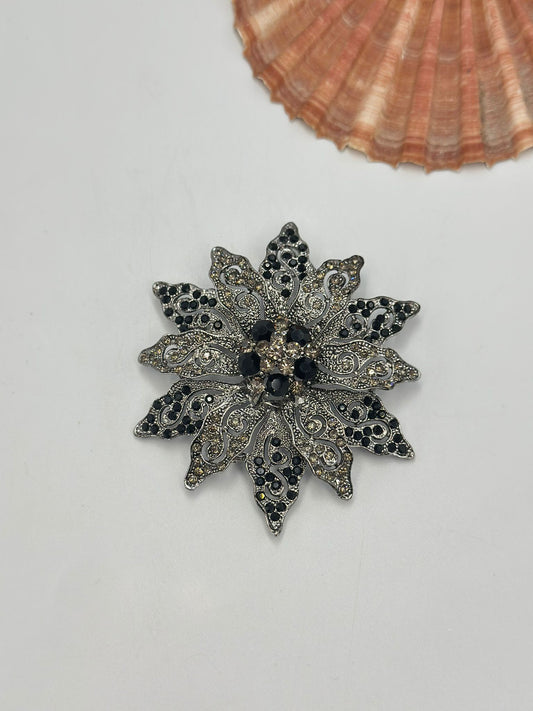 Siyah Zirkon Taş Detay Çiçek Broş