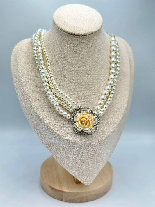 Çiçek Detay İnci Kolye (Pirinç Kaplama)