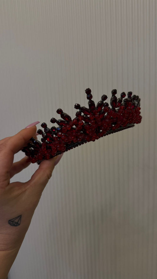 Kırmızı İşlemeli Byyeşo Taç