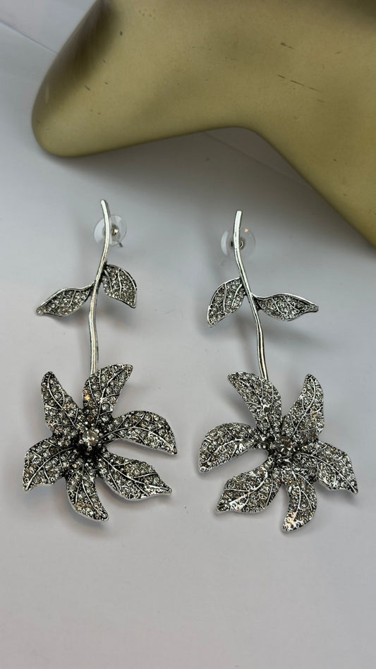 Siyah Detaylı Çiçek Sallantılı Küpe (Çelik)