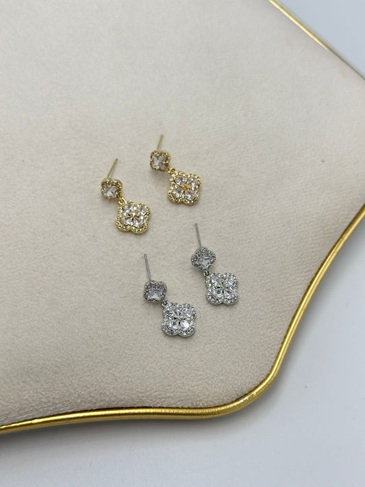 Baget Taş Detay Sallantılı Yonca Küpe (Çelik)