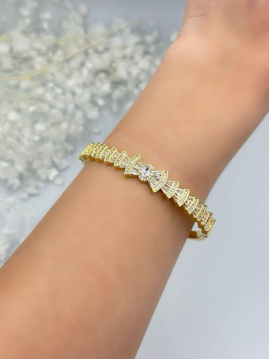 Baget Taş Ve Fiyonk Detaylı Çelik Kelepçe