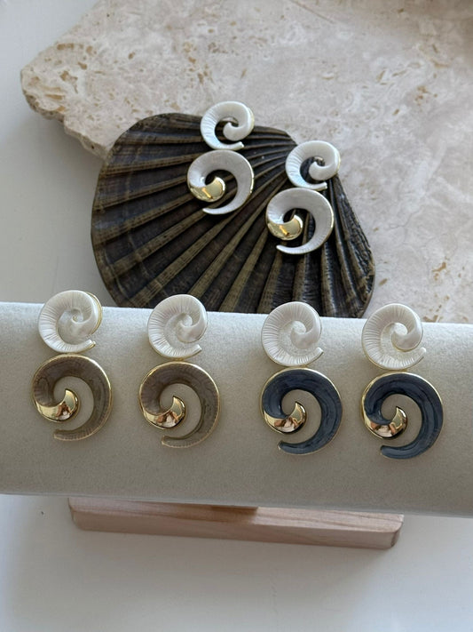 Beyaz ve Renkli Mineli Sallantılı Tasarım Küpe (Pirinç Kaplama)