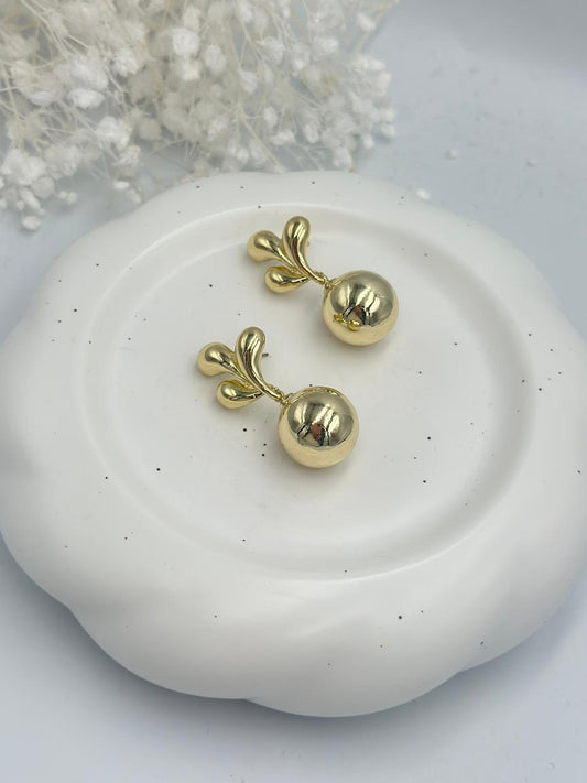 Çiçek Plaka ve Topçuk Detaylı Çelik Sallantılı Gold Küpe