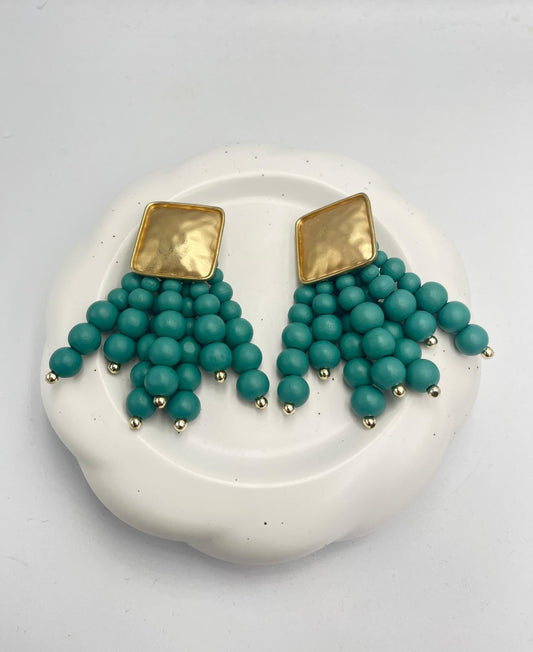 Gold Kare Plaka Detaylı Boncuk Sallantılı Küpe