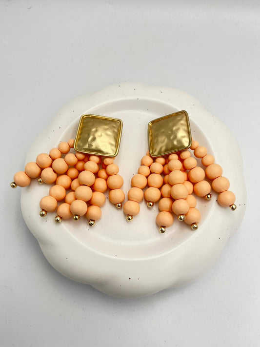 Gold Kare Plaka Detaylı Boncuk Sallantılı Küpe