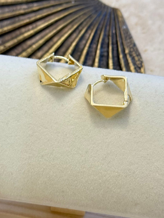 Gold Köşegen Detaylı Halka Küpe (Pirinç Kaplama)