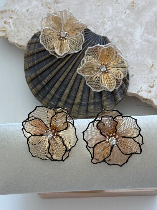 Gold Tel Plaka Detaylı Çüçek Küpe (Pirinç Kaplama)