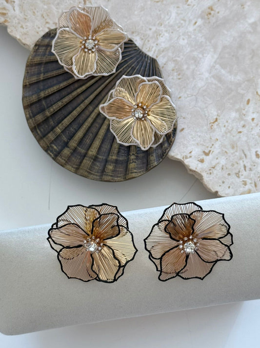 Gold Tel Plaka Detaylı Çüçek Küpe (Pirinç Kaplama)