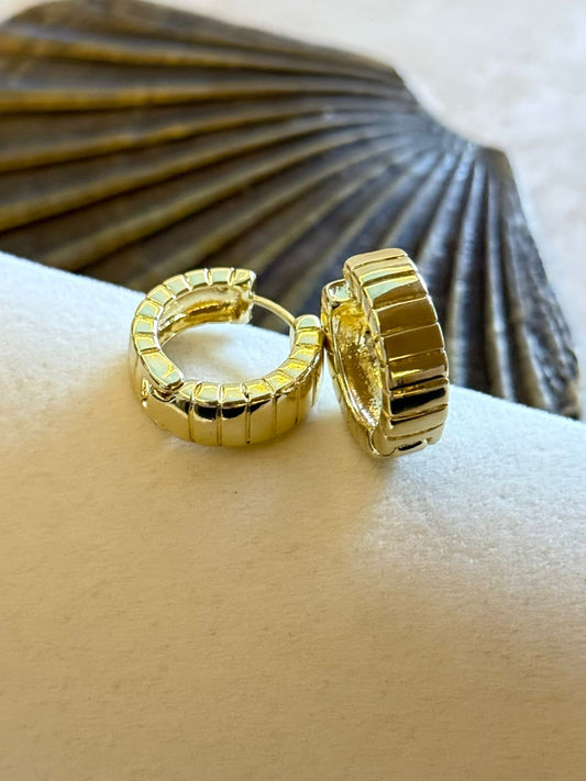 Gold Tırtıklı Plaka Kesim Detaylı Halka Küpe (Pirinç Kaplama)