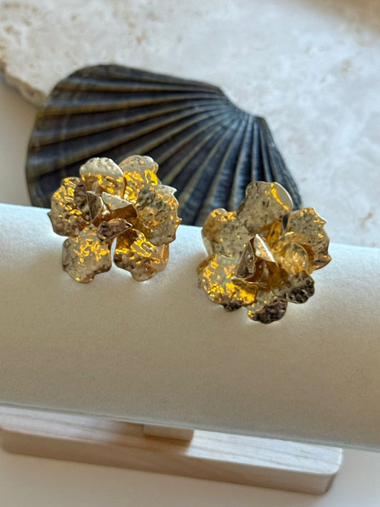 Golg Ezme Plaka Detaylı Çiçek Model Vintage Küpe (Pirinç Kaplama)