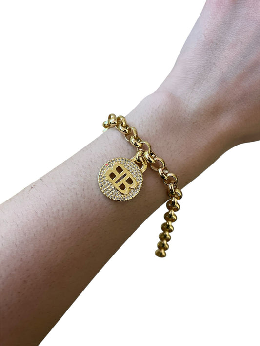 Gümüş Kaplama ve Zirkon Taş Detaylı Yuvarlak Plaka Zincir Charm Bileklik