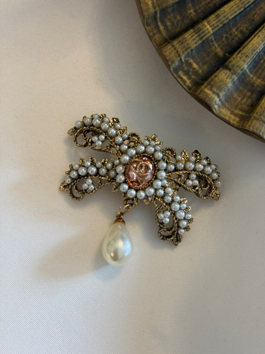 İnci Detay Sallantılı Fiyonk Broş (Bronz Kaplama)