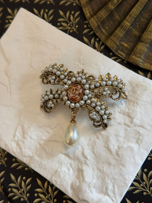 İnci Detay Sallantılı Fiyonk Broş (Bronz Kaplama)