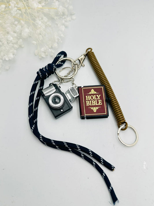 Kamera Ve Kitap Detay Çanta Aksesuar