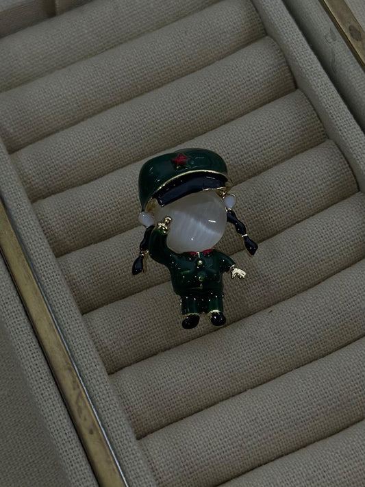 Karikatür Asker Esmer Kız Broş