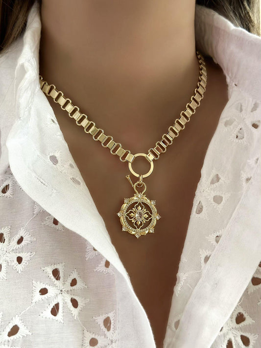 Kesik Plaka Zincir ve Baget Taş Detaylı Madalyon Çelik Kolye
