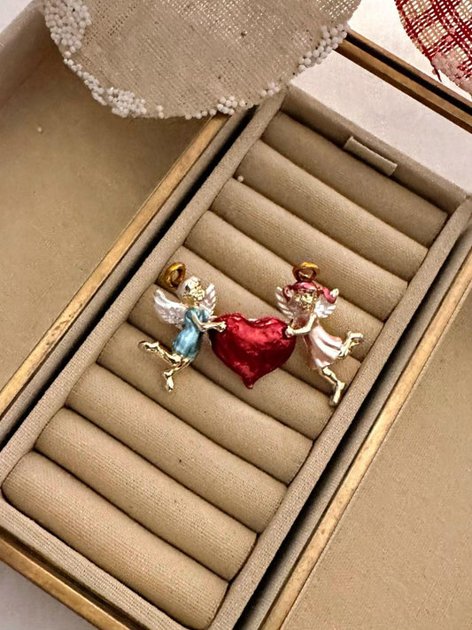 Kırmızı Kalp Tutan İki Melek Figürlü Broş