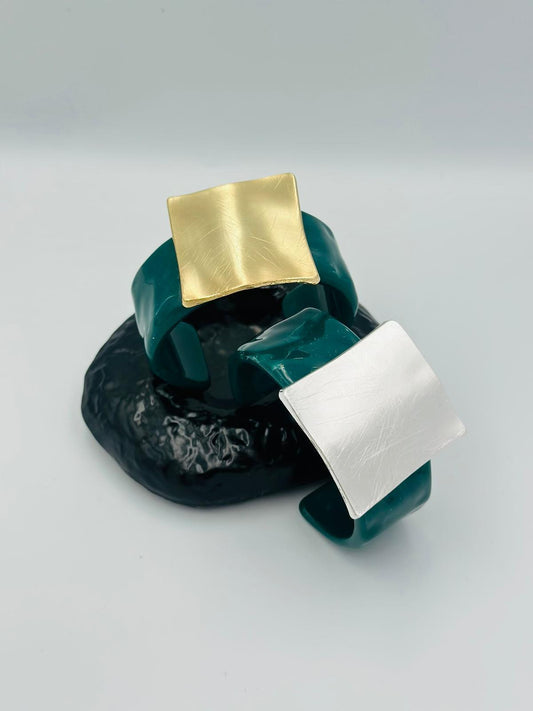 Mat Kare Plaka Detaylı Yeşil Kemik Kelepçe