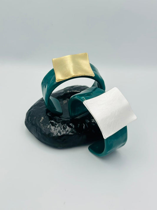 Mat Kare Plaka Detaylı Yeşil Kemik Kelepçe