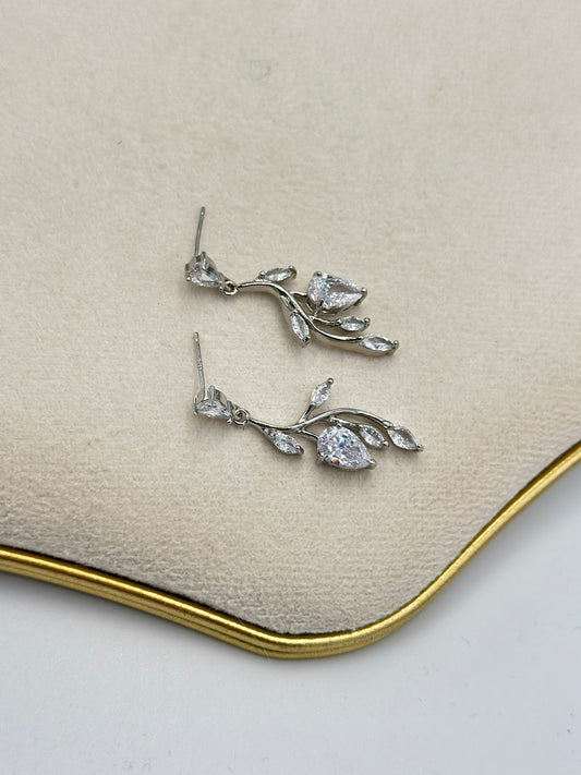 Sallantılı Damla Detay Küpe (Gümüş Kaplama)