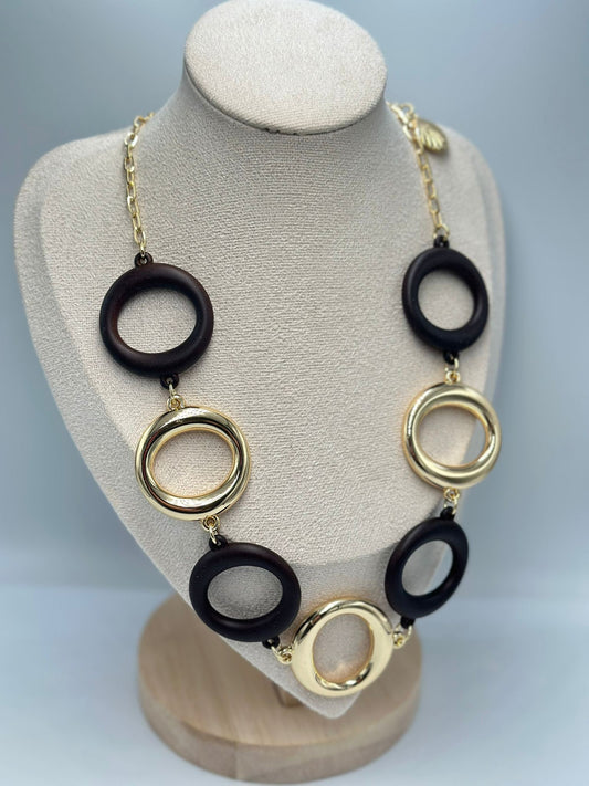 Siyah Detay Sıralı Yuvarlak Plaka Kolye (Pirinç Kaplama) (55Cm)