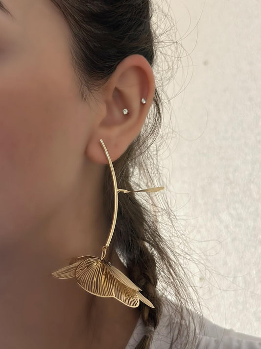 Tel Sallantılı Çiçek Premium Küpe