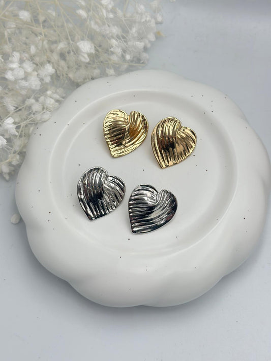 Yaprak Desen Detaylı Kalp Küpe (Pirinç Kaplama)