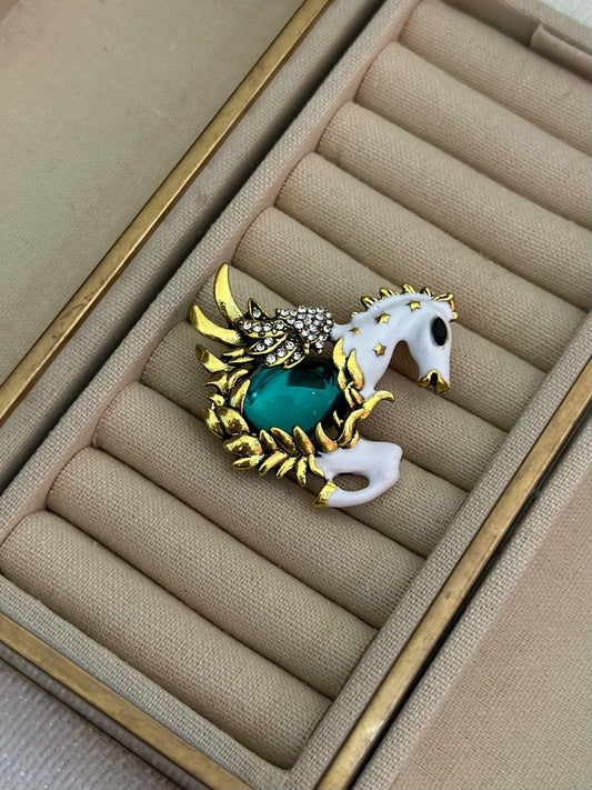 Yeşil Baget Taş Detaylı At Figürlü Broş