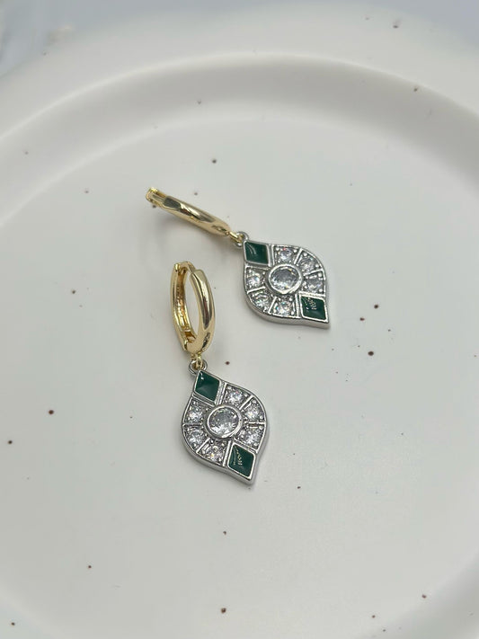 Yeşil Taş Detaylı Sallantılı Vintage Çelik Küpe