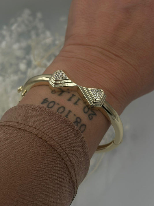 Zirkon Taş Detaylı Ok Figürlü Kelepçe