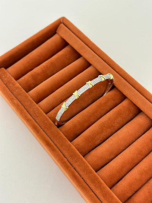 Zirkon Taş Detaylı X Çelik İnce Kelepçe Bileklik