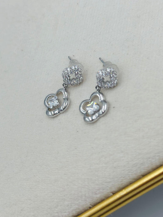 Zirkon Taş Detaylı Yonca Minimal Küpe (Çelik)