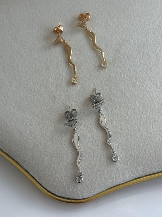 Zirkon Taş Üçgen Ve Kıvrım Detay Sallantılı Küpe (Pirinç Kaplama)