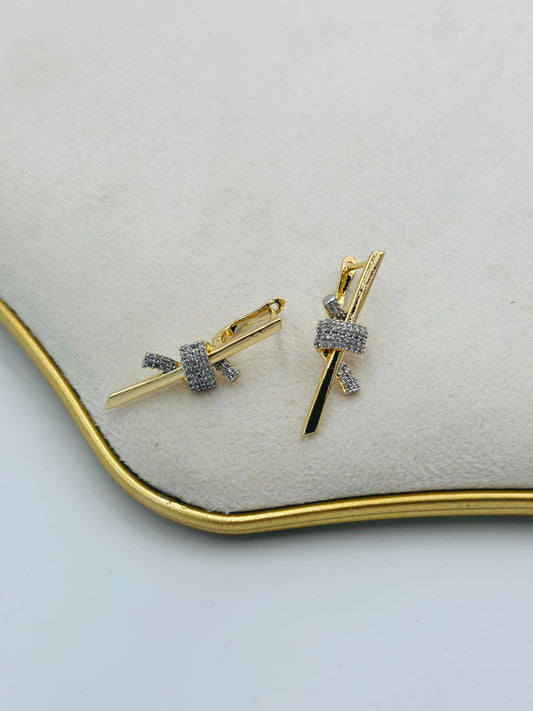 Zirkon Taş Ve Düğüm Detay Küpe (Çelik)