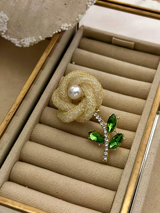 Zirkon Taş ve İnci Detaylı Sarmal Tel Model Çiçek Broş