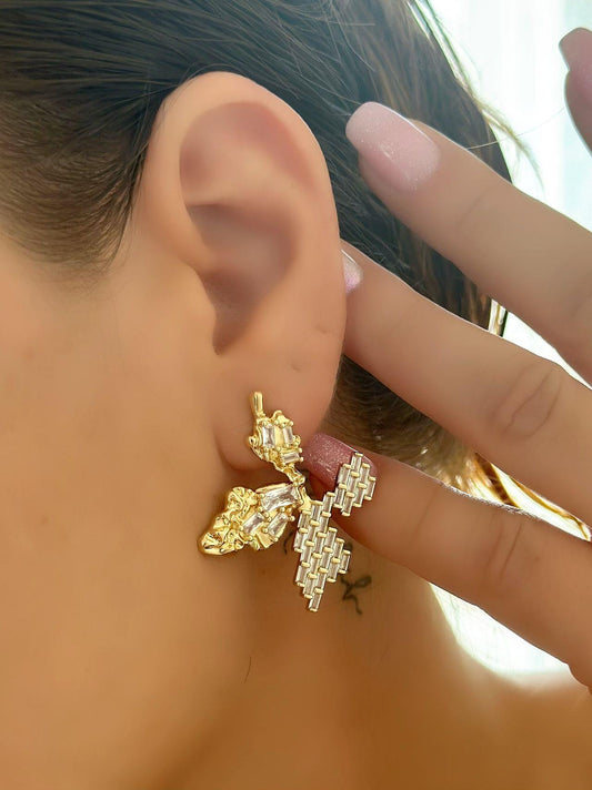 Zirkon ve Baget Taş Detaylı Kelebek Küpe