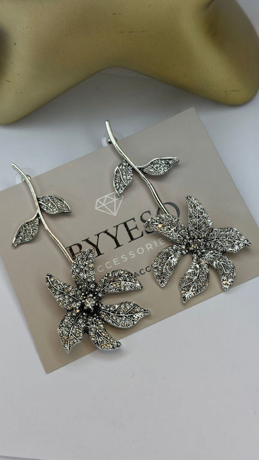 Siyah Detaylı Çiçek Sallantılı Küpe (Çelik)