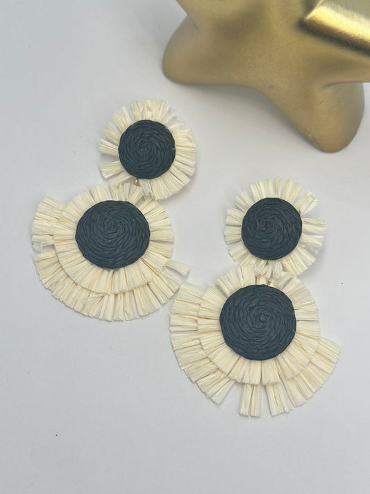 Hasır Siyah Beyaz Çiçek Küpe