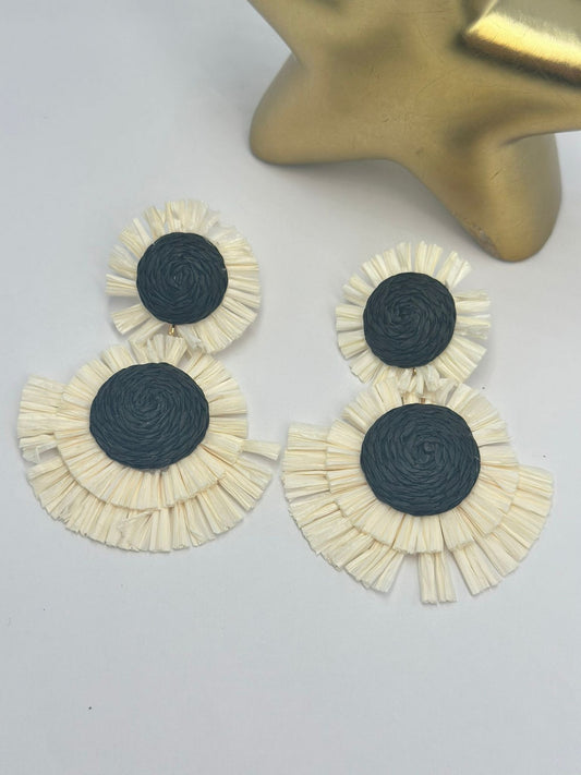 Hasır Siyah Beyaz Çiçek Küpe