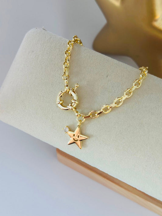 Gülen Yıldız Charm Detaylı Çelik Bileklik