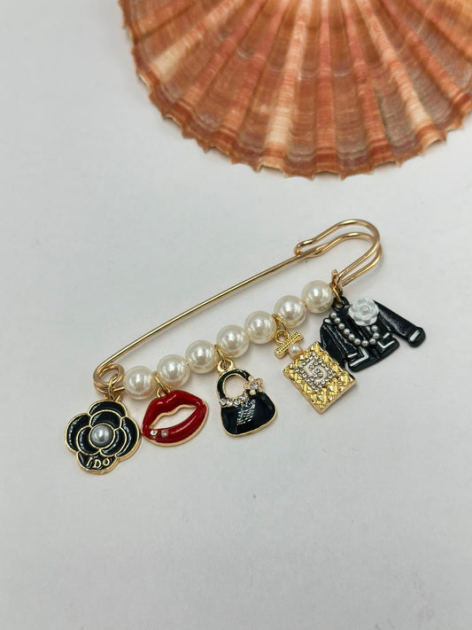 İnci Ve Charm Detay Broş
