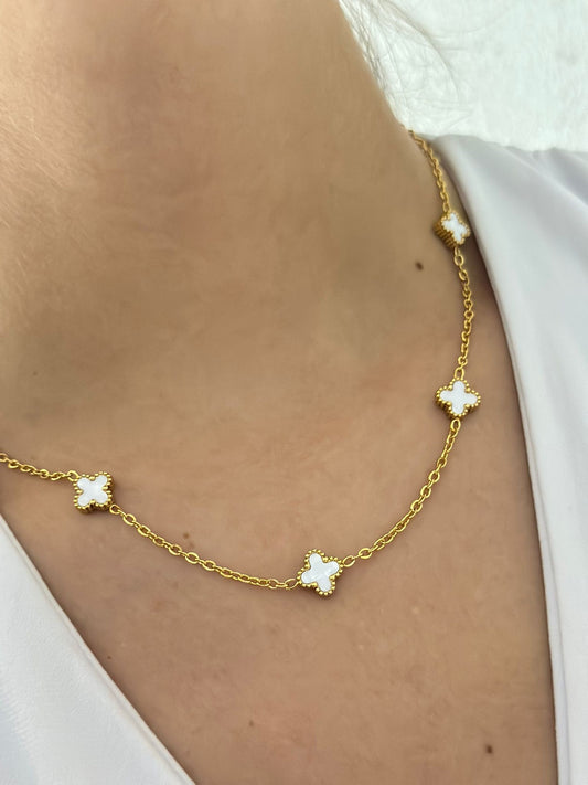 Beyaz Mineli Sıralı Minimal Yonca Kolye