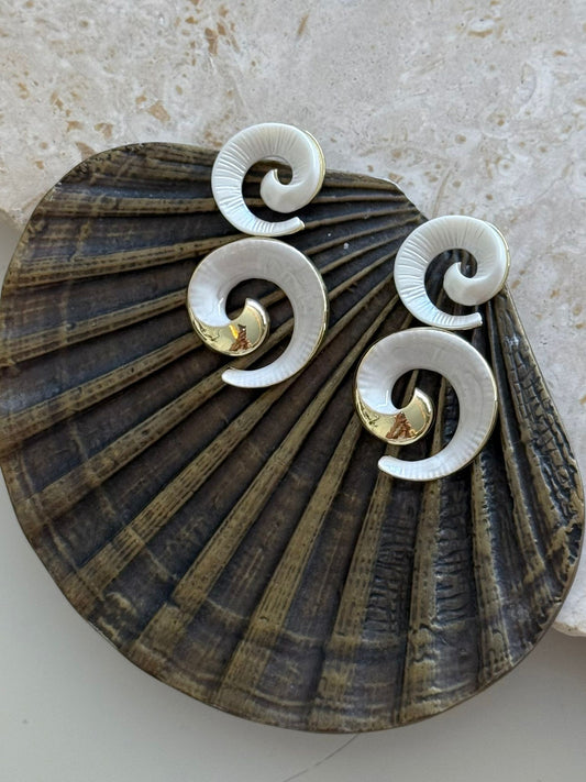 Beyaz ve Renkli Mineli Sallantılı Tasarım Küpe (Pirinç Kaplama)