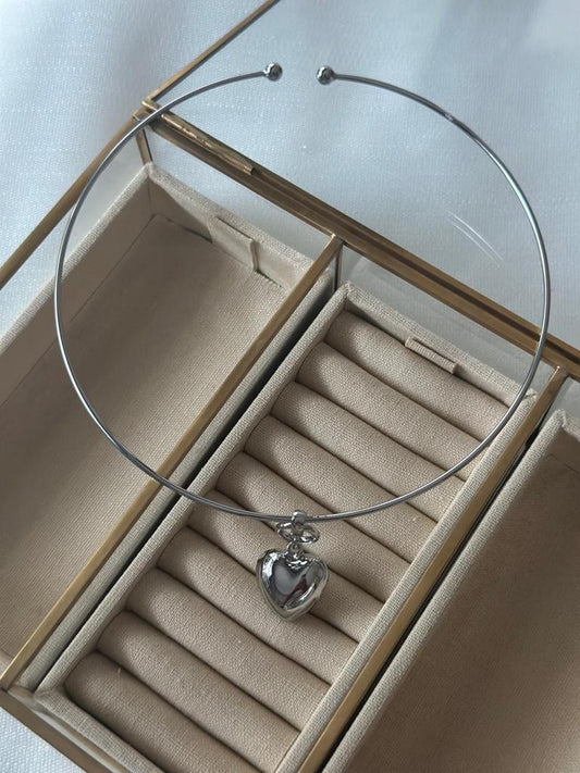 Bombeli Kalp Detaylı Choker Kolye