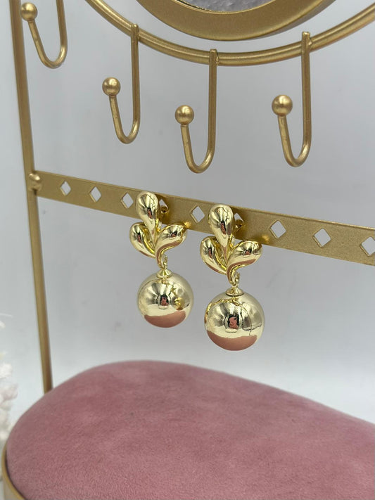 Çiçek Plaka ve Topçuk Detaylı Çelik Sallantılı Gold Küpe