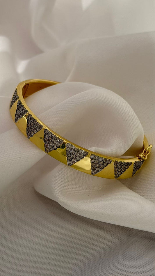 Çift Renk Üçgen Detay Kelepçe (Çelik)