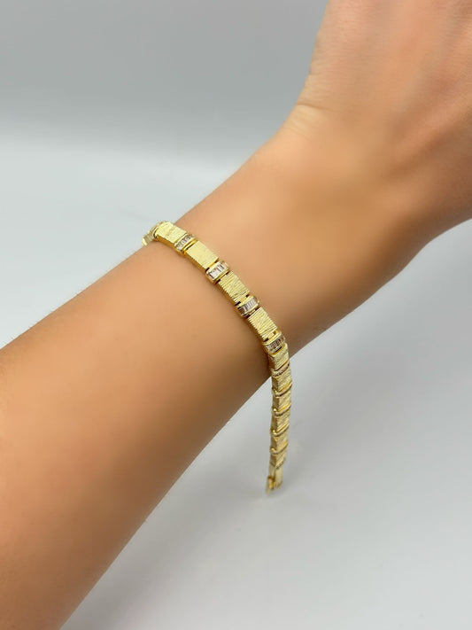 Çizgi Plaka Baget Taş Detay Bileklik (Altın Kaplama)